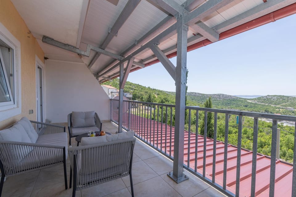 Natural landscape, Balcony/Terrace, Balcony/Terrace, Seating area, City view, Sea view