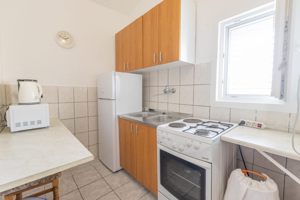 Kitchen or kitchenette, oven, stove