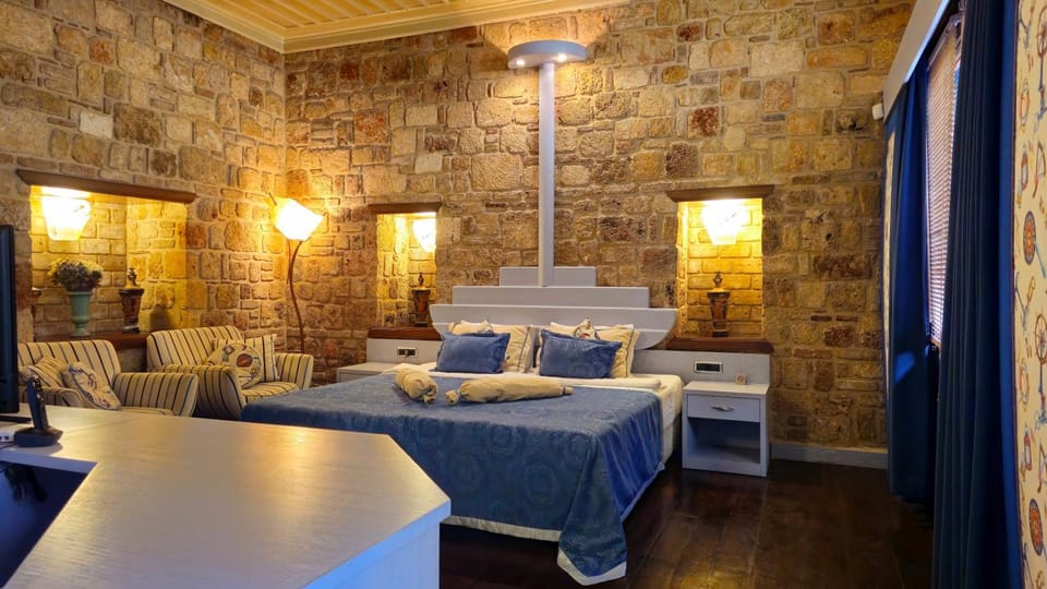 Bed, Photo of the whole room, Seating area