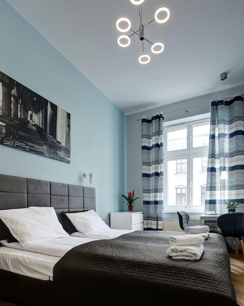 Bed, View (from property/room), Decorative detail, Seating area, Dining area, Bedroom, furniture, towels
