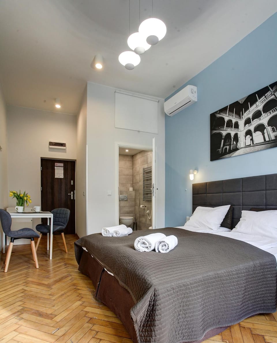 Bed, Bathroom, Photo of the whole room, Seating area, Dining area, Bedroom, towels, air conditioner