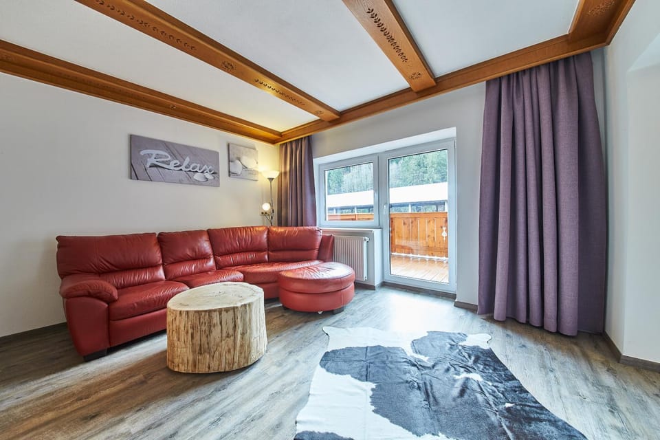 Communal lounge/ TV room, TV and multimedia, Living room