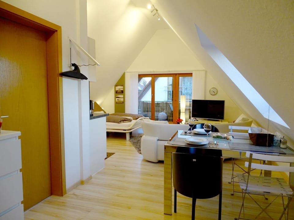 Communal lounge/ TV room, TV and multimedia, Living room, Seating area, Dining area