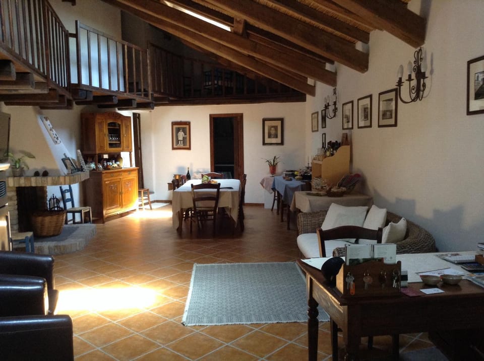 Communal lounge/ TV room, Breakfast, Continental breakfast, Italian breakfast, English/Irish breakfast, American breakfast, Alcoholic drinks, Non alcoholic drinks