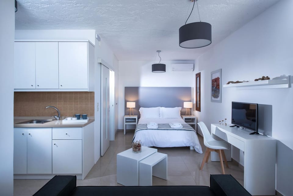 Bed, TV and multimedia, Coffee/tea facilities, Living room, Seating area, Dining area, Bedroom, Sea view