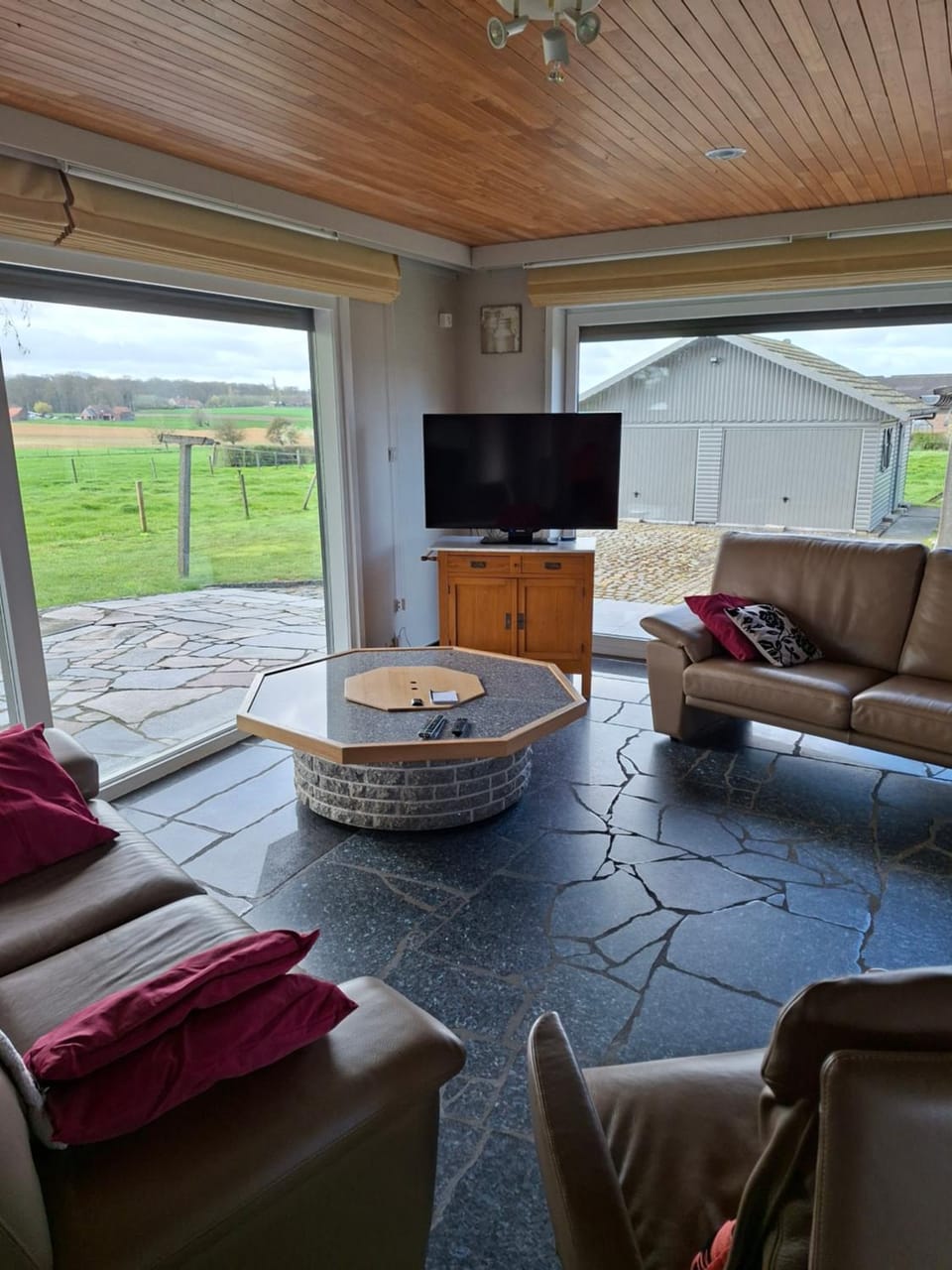 TV and multimedia, Living room, Seating area, internet