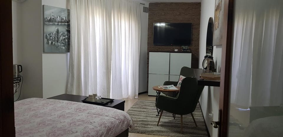 Bed, TV and multimedia, Bedroom, hair dresser