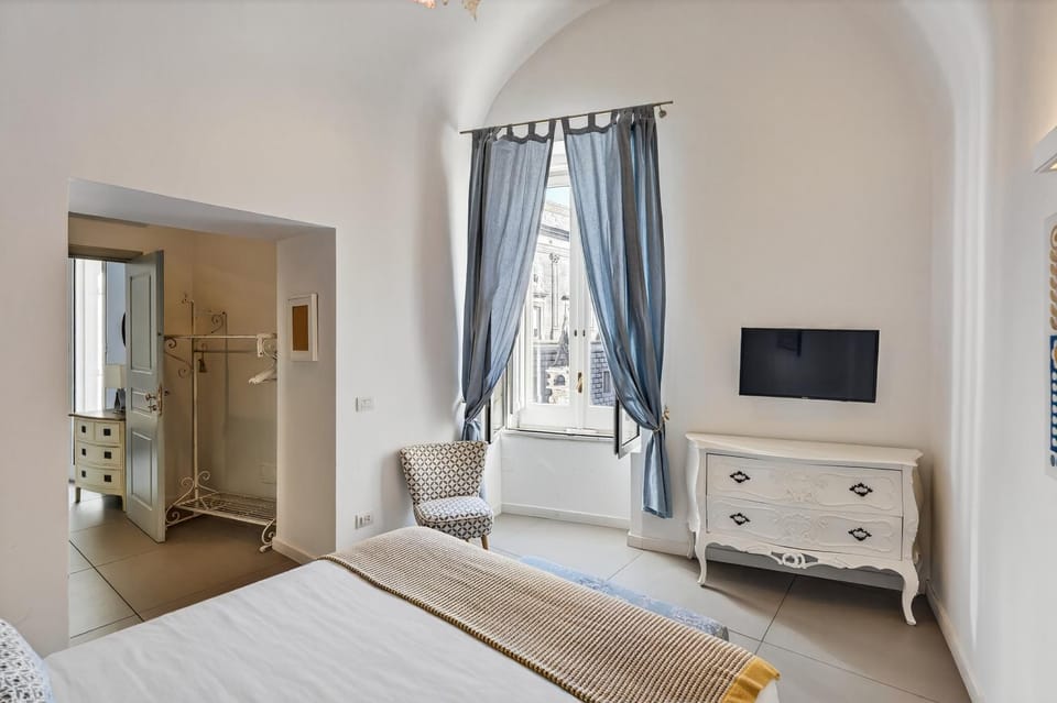 Bed, TV and multimedia, Photo of the whole room, Bedroom