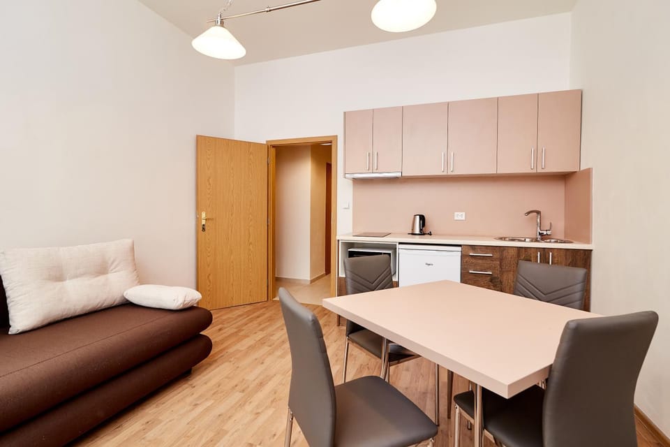 Kitchen or kitchenette, Living room, Seating area, Dining area, stove