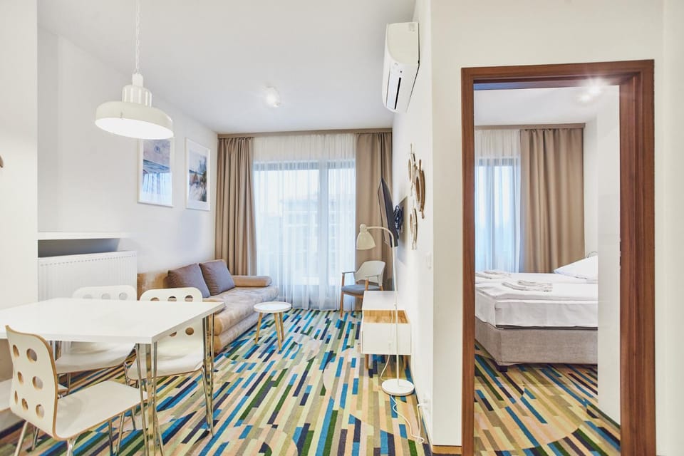 Bed, TV and multimedia, Living room, Photo of the whole room, Seating area, Bedroom, towels