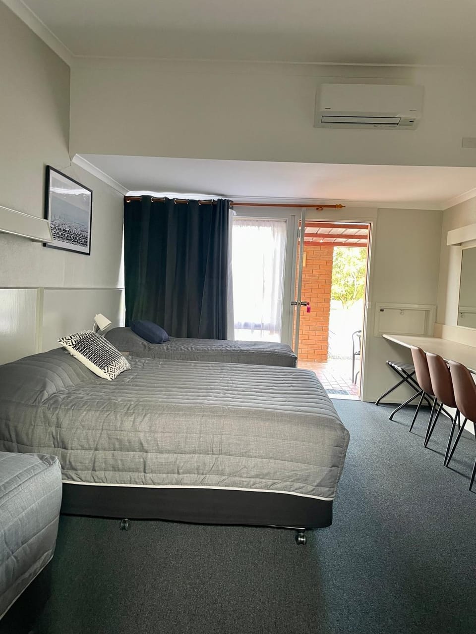 Seating area, Bedroom, air conditioner