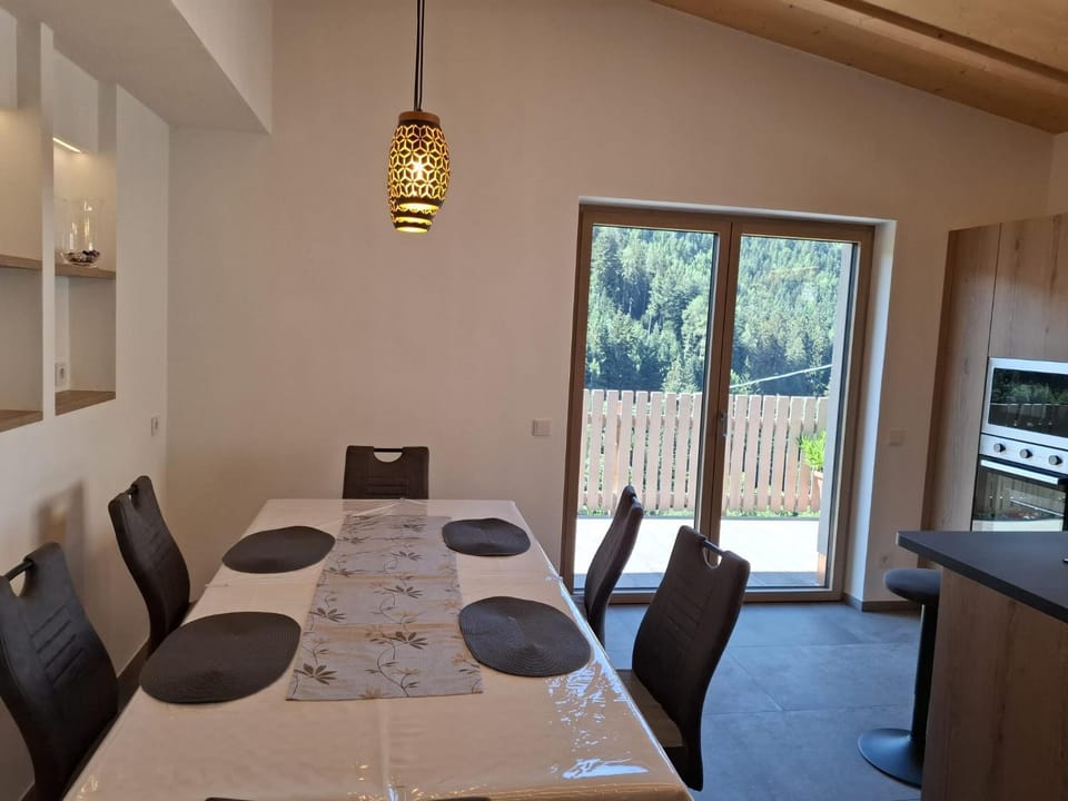 Kitchen or kitchenette, Seating area, Dining area