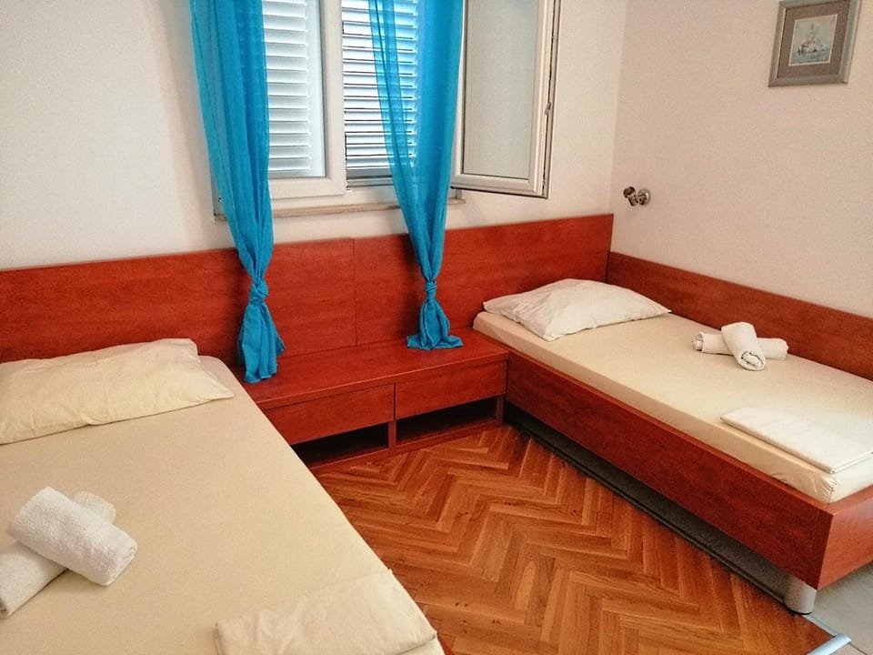 Bedroom, towels