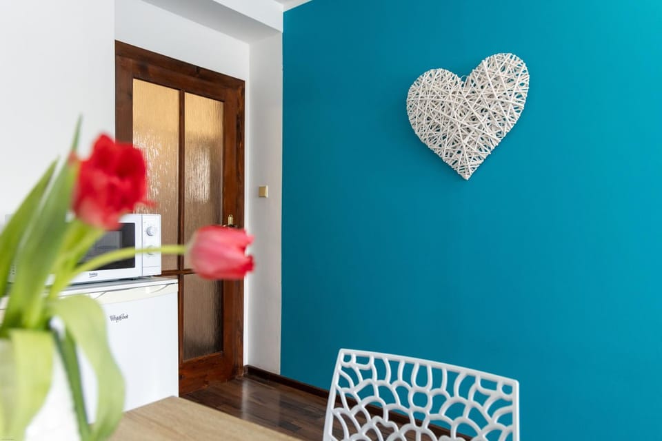 Kitchen or kitchenette, minibar