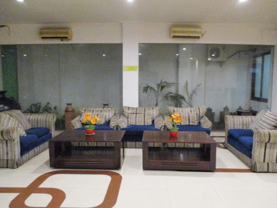 Property building, Communal lounge/ TV room, Lobby or reception