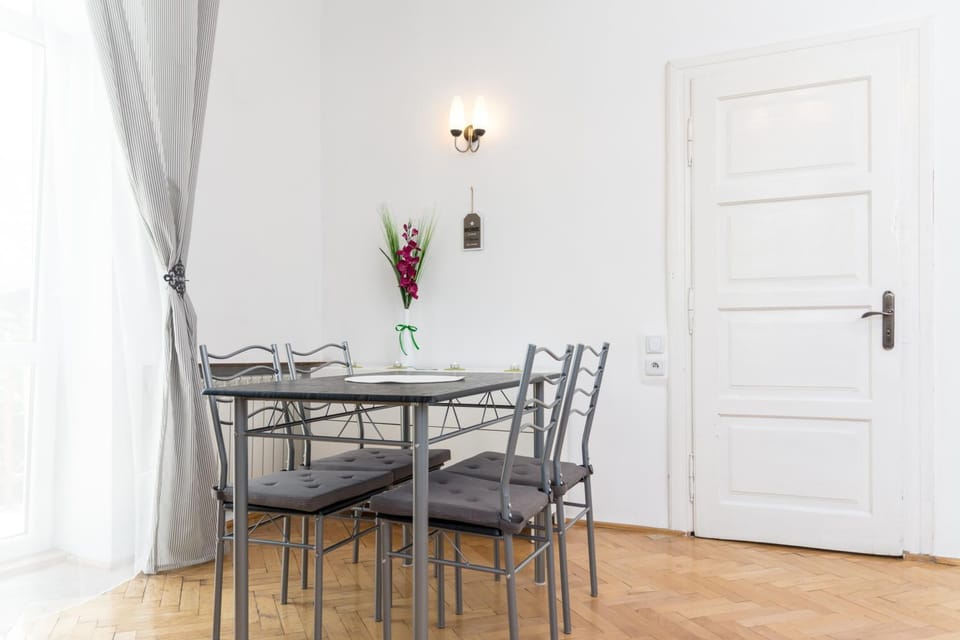 Living room, Decorative detail, Dining area