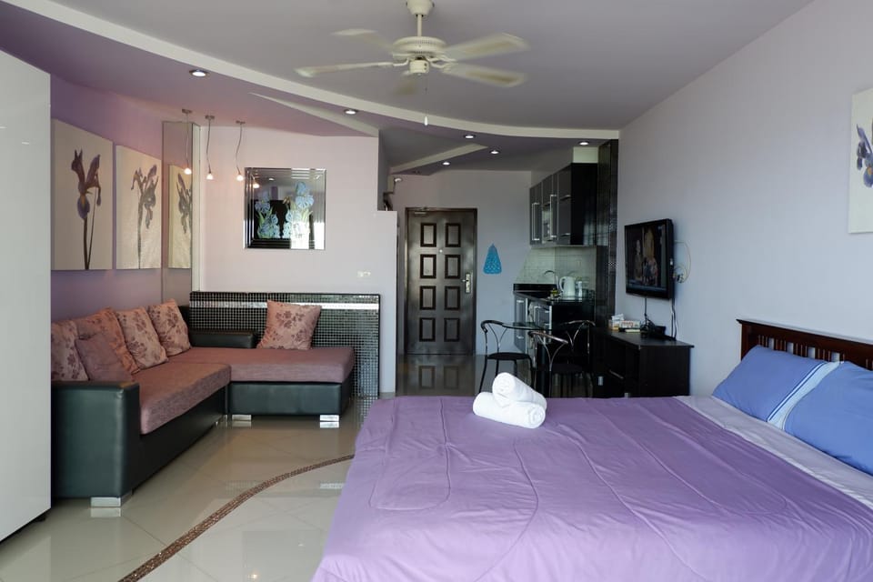 Coffee/tea facilities, Kitchen or kitchenette, Living room, Dining area, Bedroom