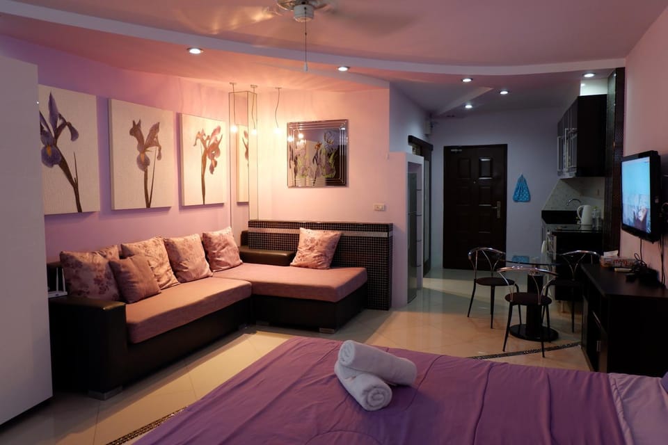 Communal lounge/ TV room, Bathroom, Coffee/tea facilities, Living room, Dining area, Bedroom