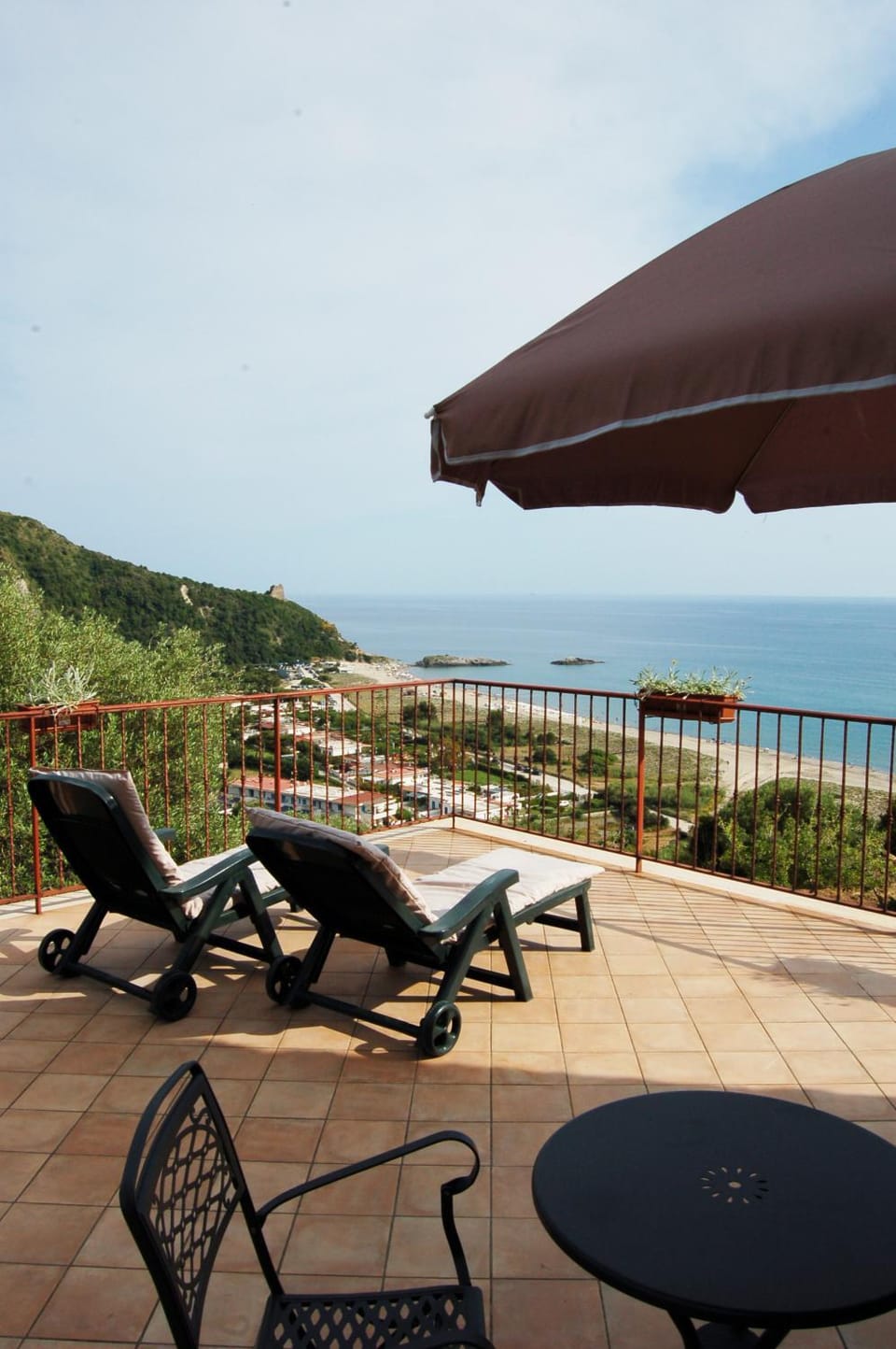 Day, Natural landscape, View (from property/room), Balcony/Terrace, Beach, Bedroom, Sea view, sunbed
