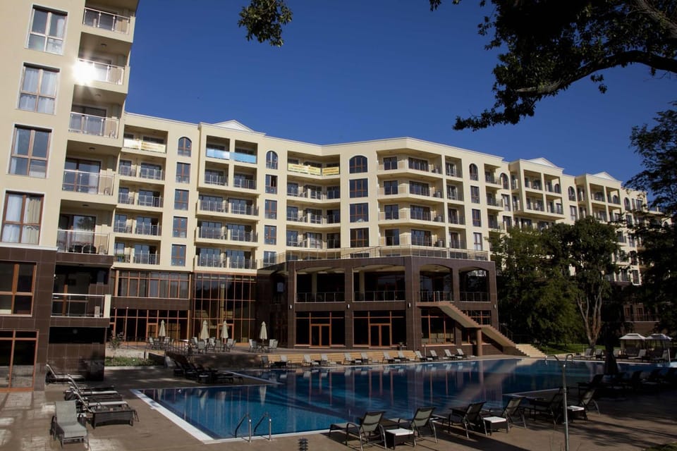 Facade/entrance, Swimming pool