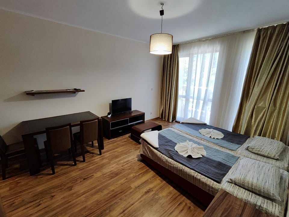 Bed, TV and multimedia, Photo of the whole room