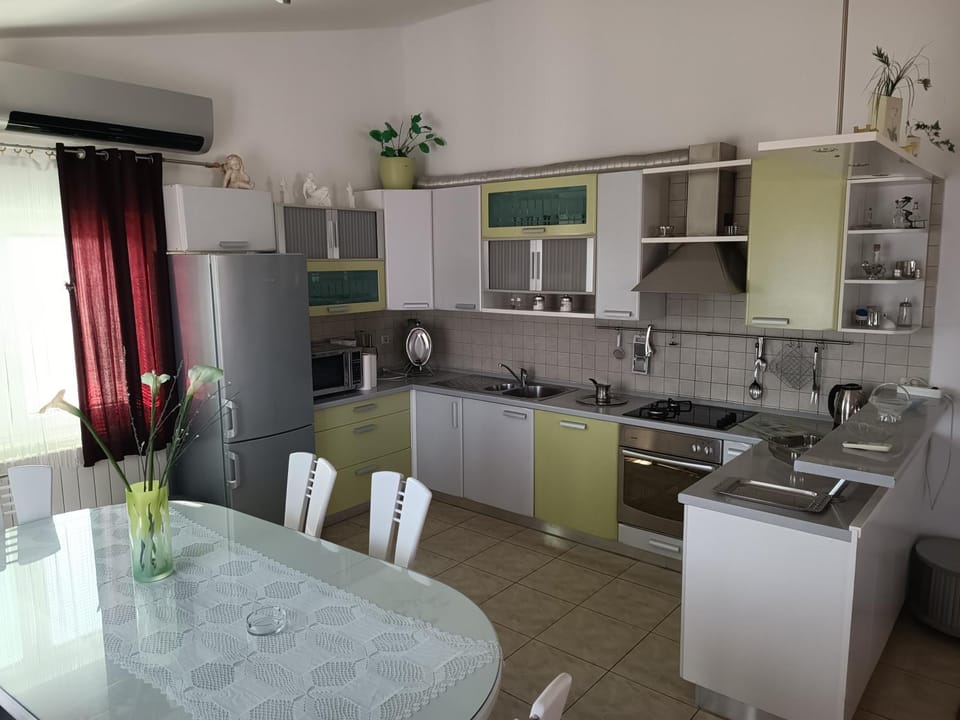 Kitchen or kitchenette, Dining area, dishwasher, oven, stove