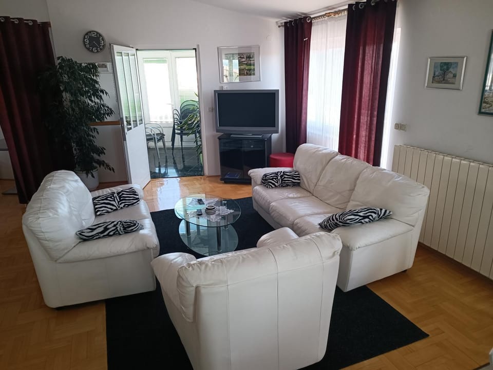 TV and multimedia, Seating area