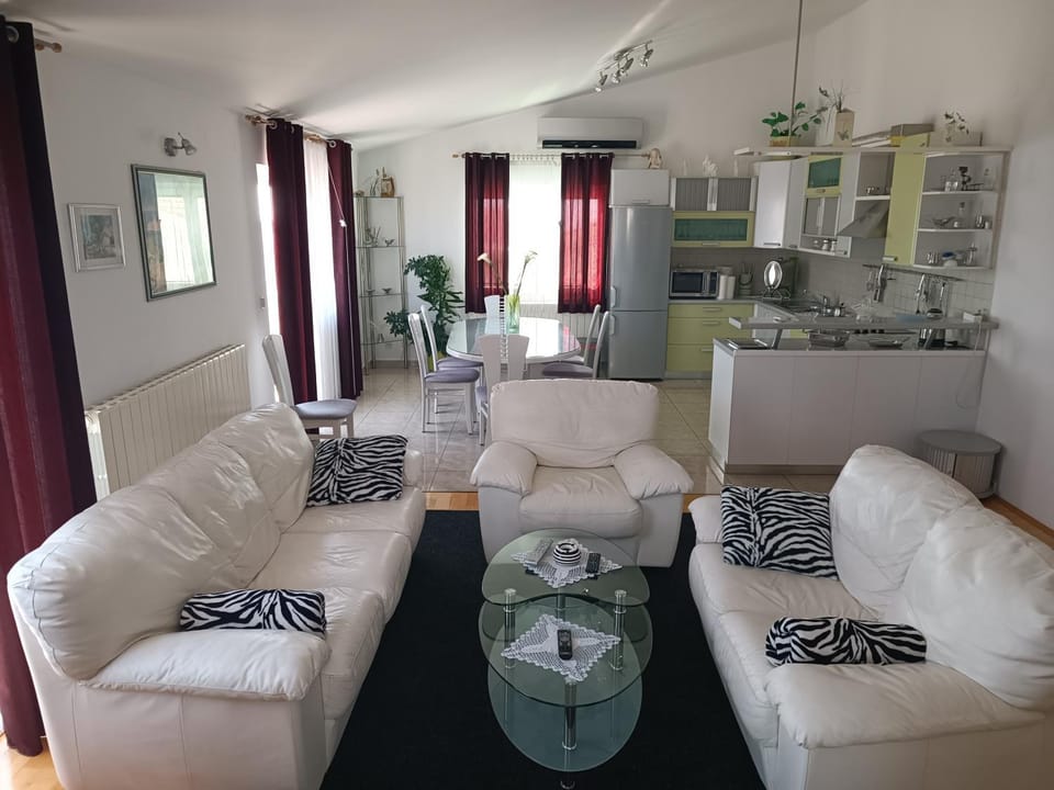Kitchen or kitchenette, Living room, Seating area, Dining area