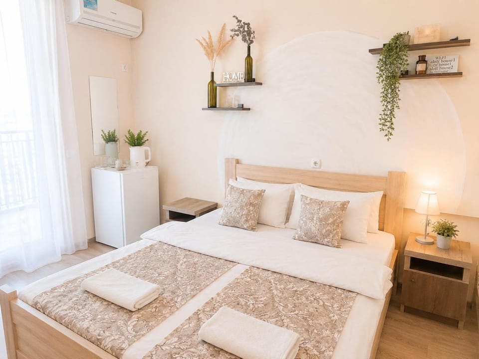 Bed, Photo of the whole room, Bedroom, towels, air conditioner