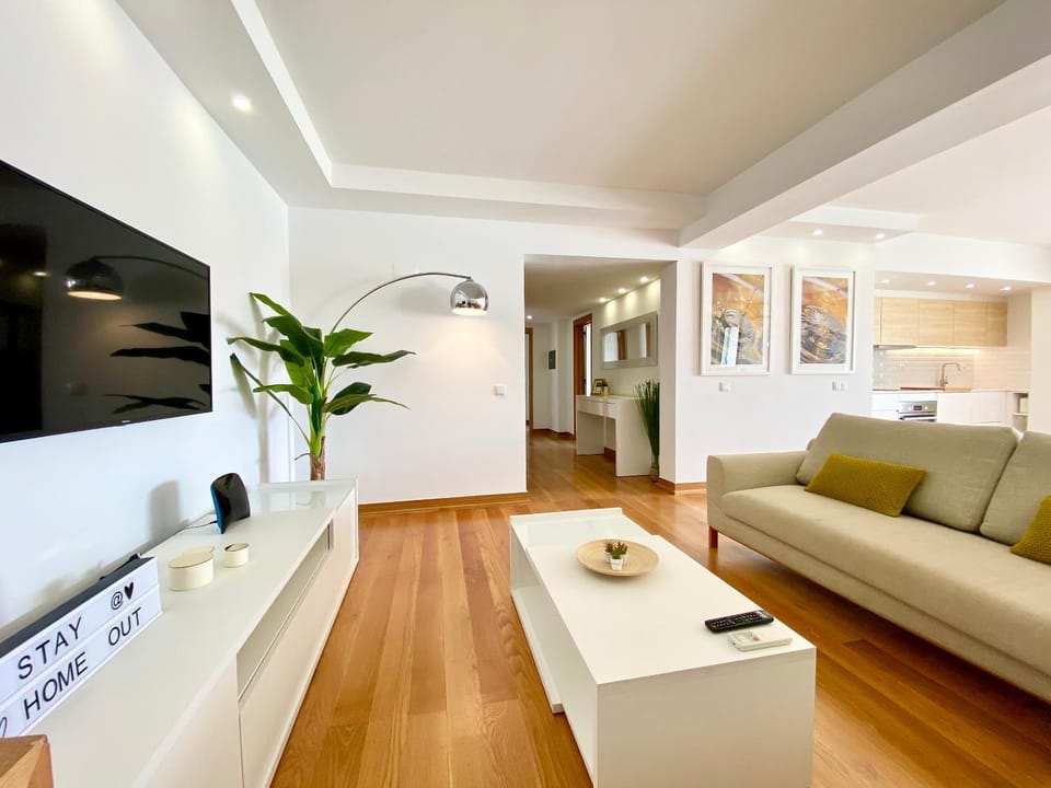 Communal lounge/ TV room, TV and multimedia, Living room, Seating area, Dining area