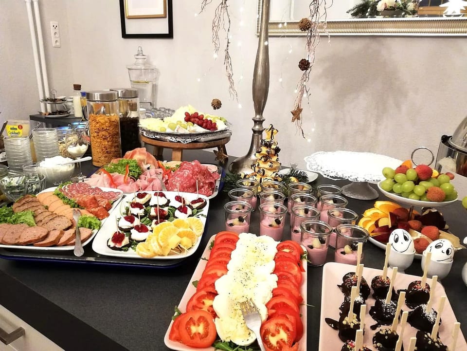 Continental breakfast, Buffet breakfast
