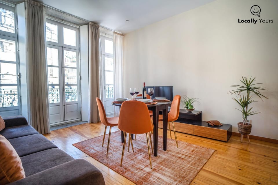 TV and multimedia, View (from property/room), Seating area, Dining area, Landmark view