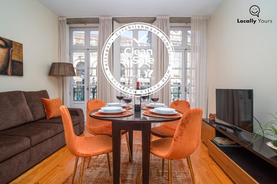 TV and multimedia, View (from property/room), Living room, Dining area, City view
