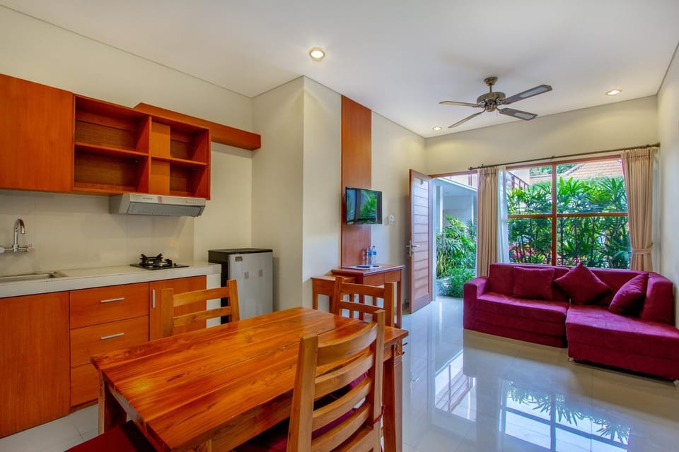 Kitchen or kitchenette, Living room, Seating area, Dining area