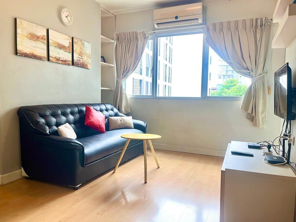 TV and multimedia, Living room, Seating area, air conditioner