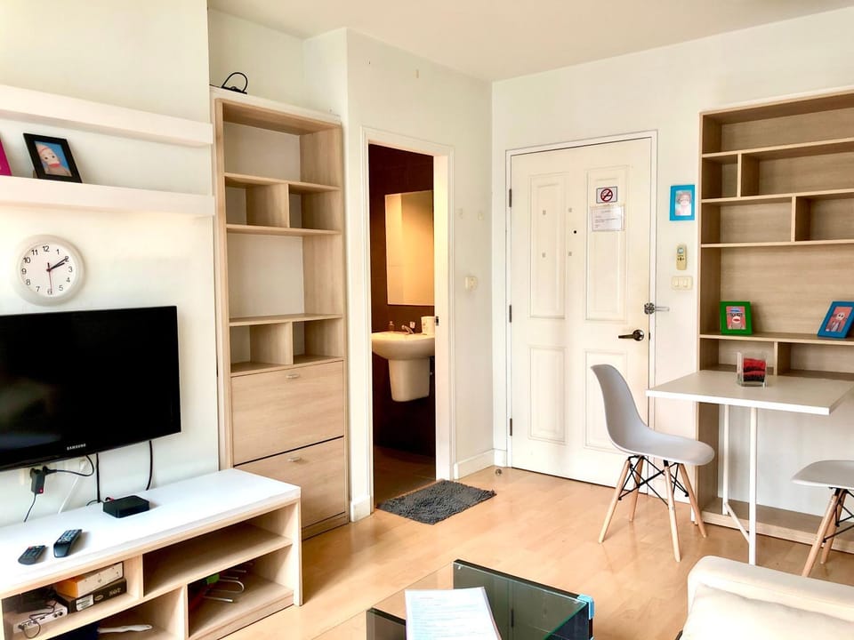 TV and multimedia, Living room, Seating area, Dining area