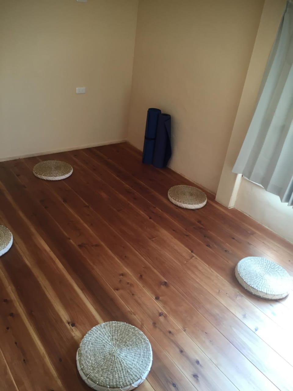Photo of the whole room, Seating area