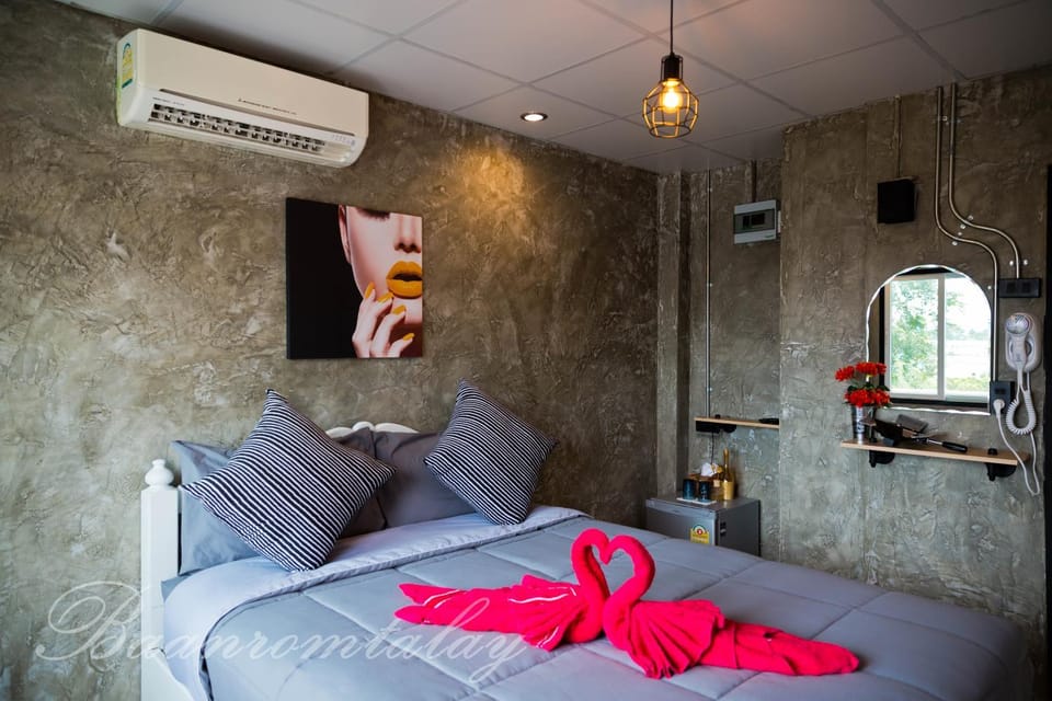 Shower, Toilet, Bed, Bathroom, TV and multimedia, Balcony/Terrace, Other, Photo of the whole room, Decorative detail, Seating area, Bedroom, On site, City view, Area and facilities, Drinks