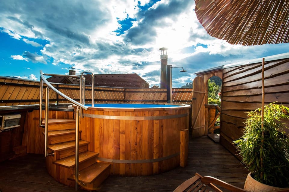 Property building, Hot Tub, Balcony/Terrace, Balcony/Terrace, Spa and wellness centre/facilities, Pool view
