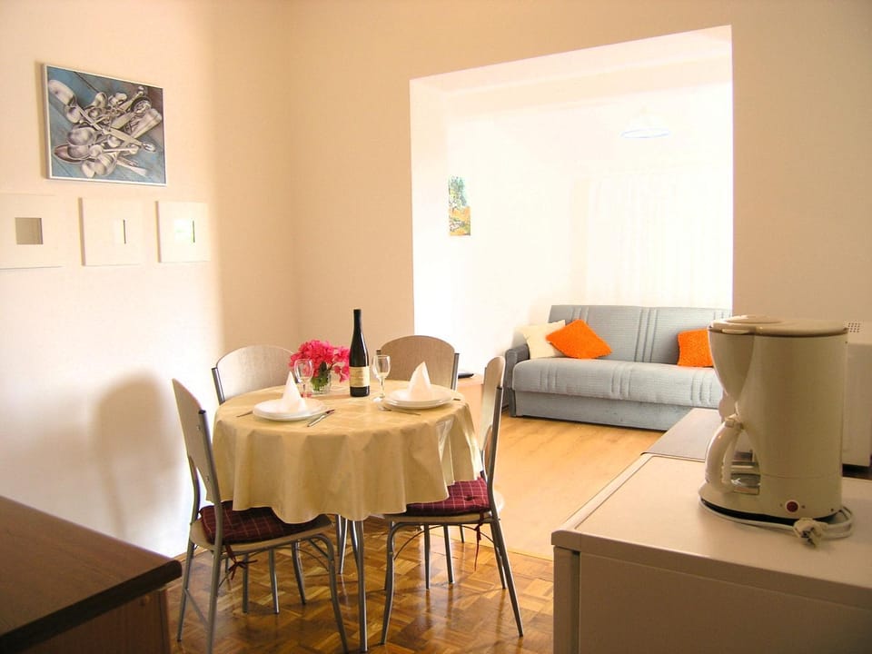 Coffee/tea facilities, Living room, Seating area, Dining area