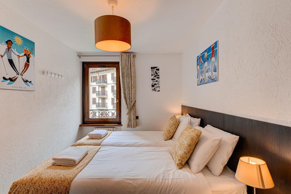 Apartment Cosmiques, Alpes Agency, Central Chamonix, Sleeps 4 Apartment in Chamonix