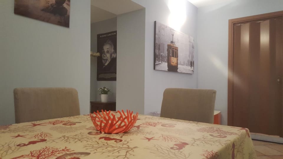 Photo of the whole room, Dining area