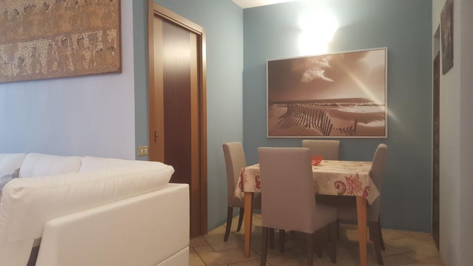Photo of the whole room, Dining area