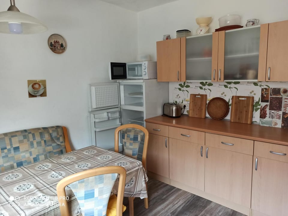 Coffee/tea facilities, Kitchen or kitchenette, Seating area, Dining area, toaster