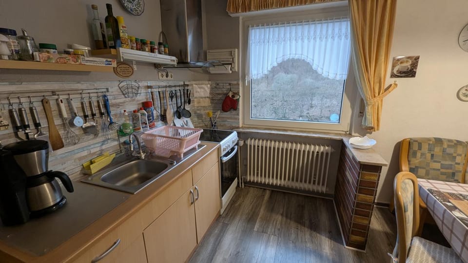 Coffee/tea facilities, Kitchen or kitchenette, Dining area, stove, toaster, kitchen