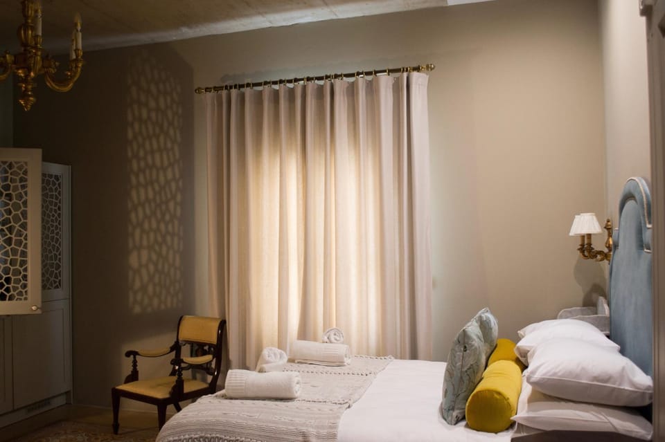 Bed, Kitchen or kitchenette, Seating area