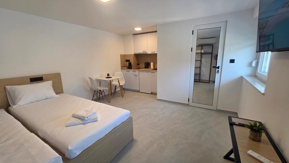 Bed, Kitchen or kitchenette, Photo of the whole room