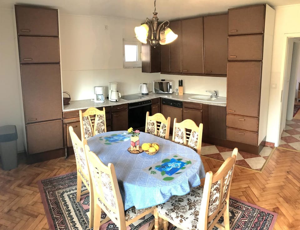 Kitchen or kitchenette, Dining area