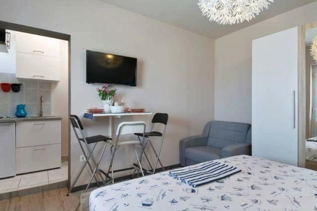 Kitchen or kitchenette, Living room, Dining area, Bedroom