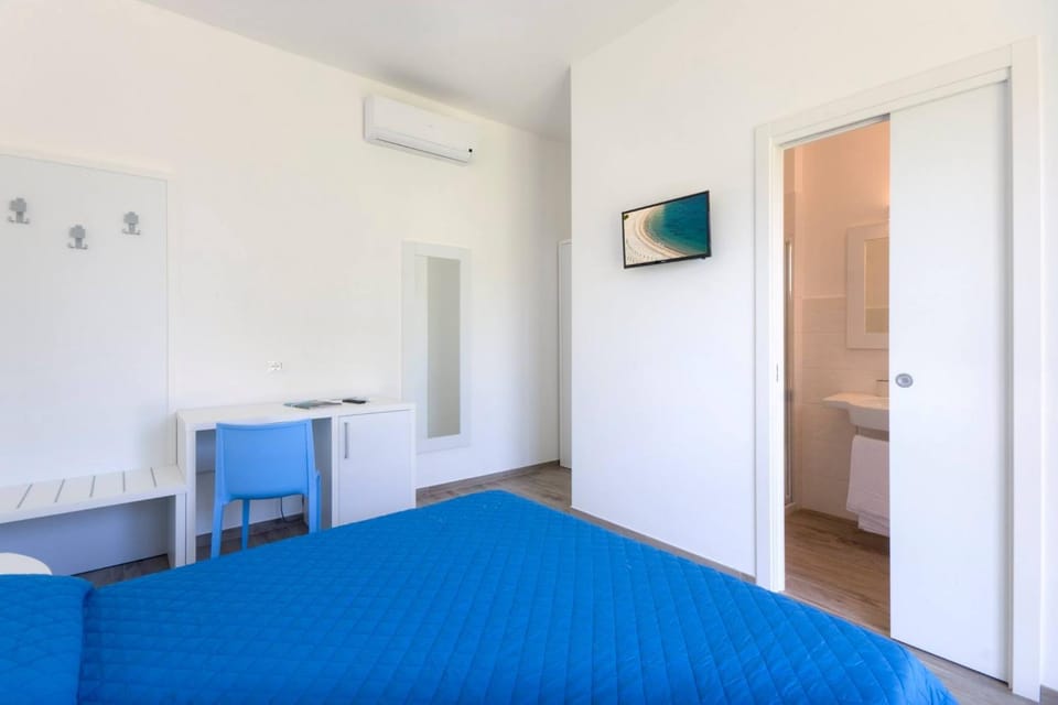 Photo of the whole room, Bedroom, air conditioner